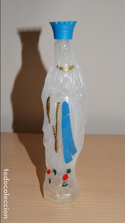Antig&uuml;edades: Botella de pl&aacute;stico pintada vac&iacute;a agua Virgen de Lourdes - Foto 1