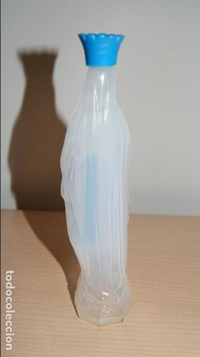Antig&uuml;edades: Botella de pl&aacute;stico pintada vac&iacute;a agua Virgen de Lourdes - Foto 2