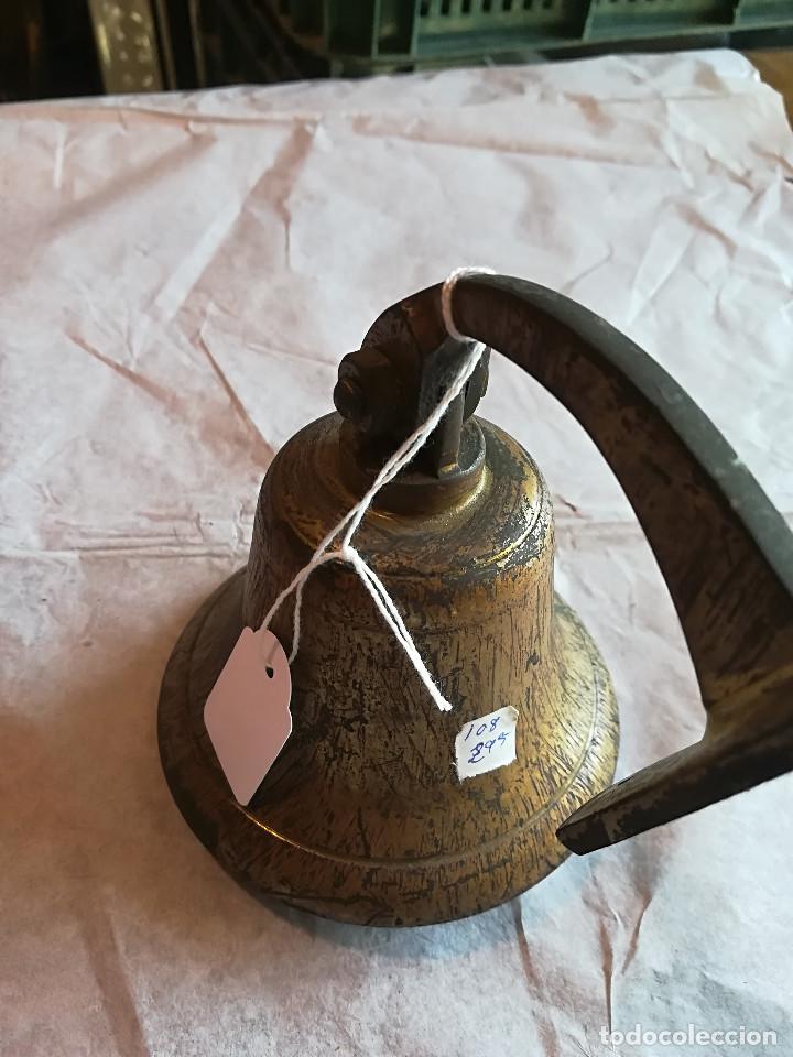 Antig&uuml;edades: CAMPANA DE PARED CON SOPORTE - Foto 2