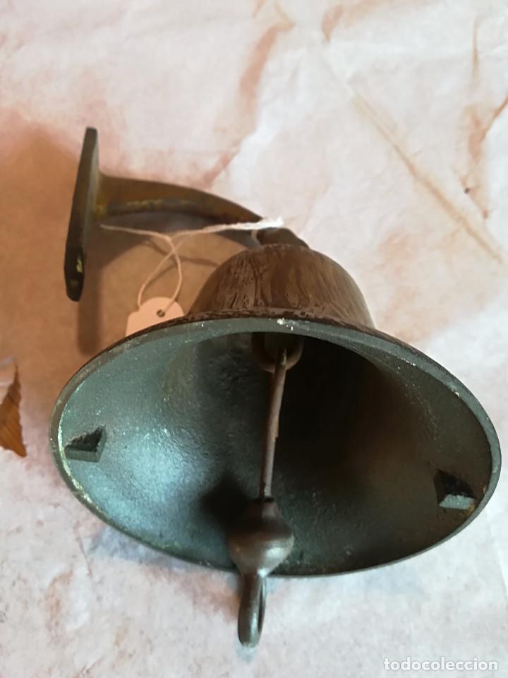 Antig&uuml;edades: CAMPANA DE PARED CON SOPORTE - Foto 3