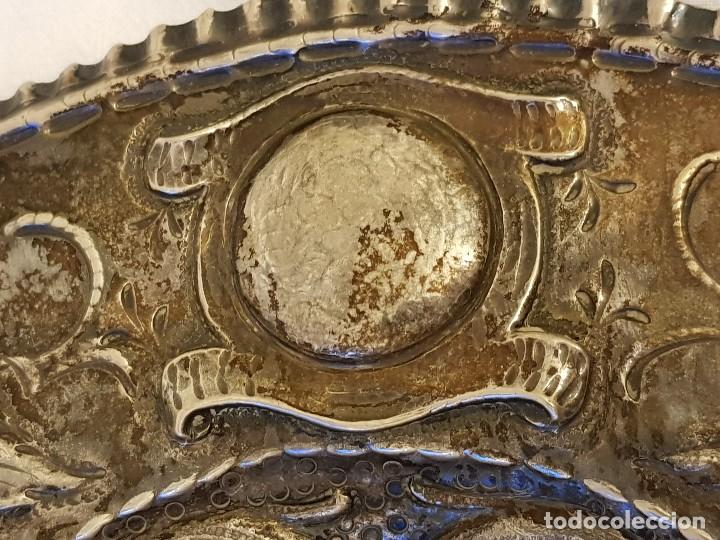 Antigüedades: Bandeja de plata repujada. Punzonado Collar. Siglo XIX - Foto 7 - 118304827