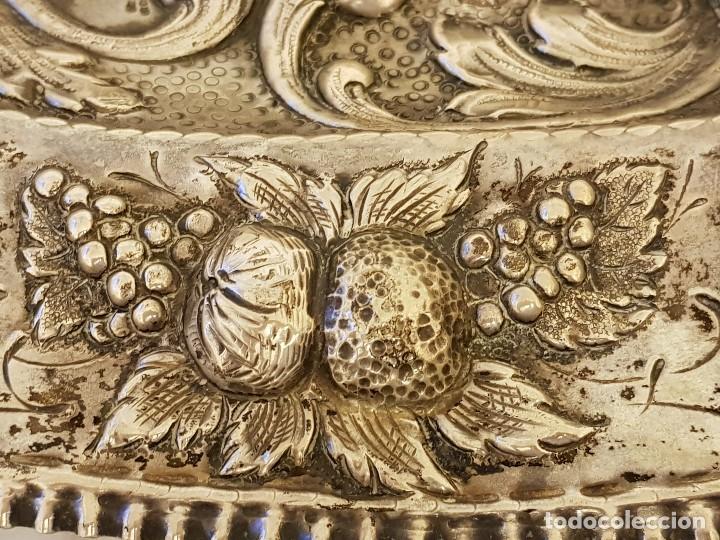 Antigüedades: Bandeja de plata repujada. Punzonado Collar. Siglo XIX - Foto 9 - 118304827