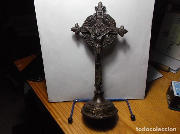 Antig&uuml;edades: CRUZ CON UN CRISTO EN METAL. - Foto 1