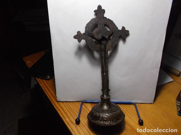 Antig&uuml;edades: CRUZ CON UN CRISTO EN METAL. - Foto 2