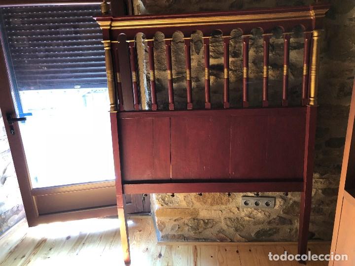 Antig&uuml;edades: Cabecero de madera muy antiguo. - Foto 2