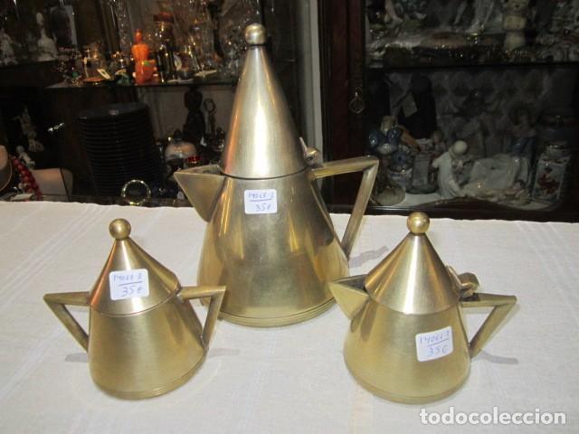 Antiquit&eacute;s: Original juego de cafetera, lechera y azucarero, en bronce.