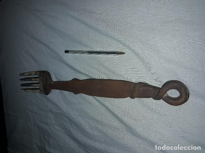 Antig&uuml;edades: Tenedor tallado de madera grande. - Foto 1