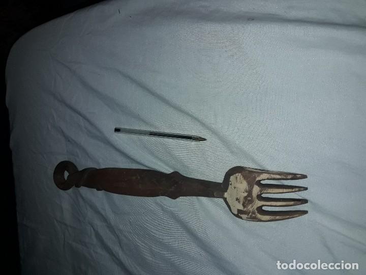 Antig&uuml;edades: Tenedor tallado de madera grande. - Foto 2