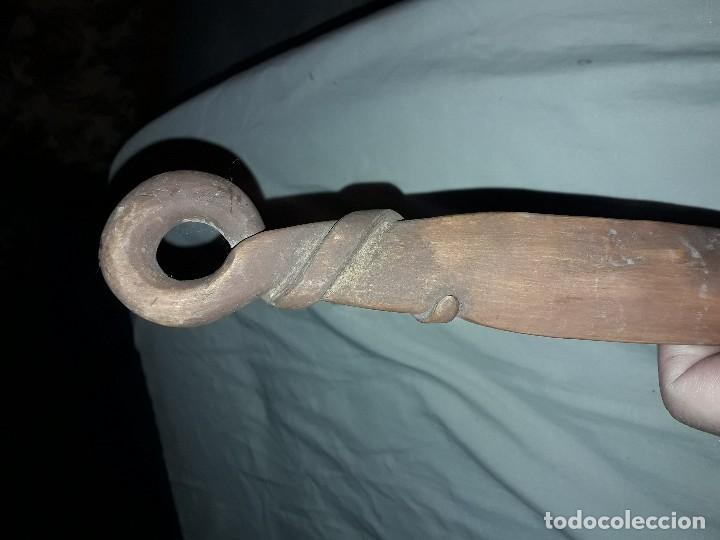 Antig&uuml;edades: Tenedor tallado de madera grande. - Foto 4
