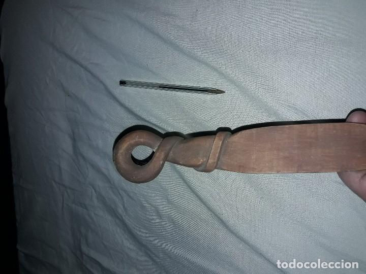 Antig&uuml;edades: Tenedor tallado de madera grande. - Foto 5