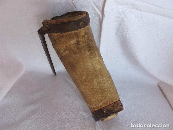 Antiquit&eacute;s: Antiguo contenedor en cuerno de vaca y hierro de forja para transportar piedras de afilar.