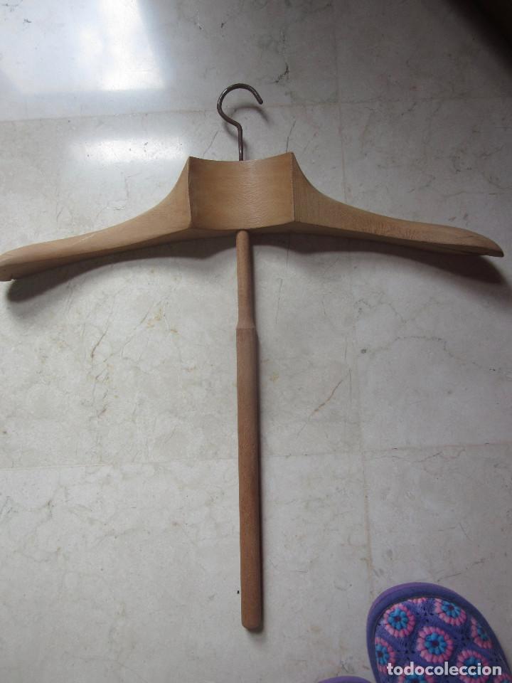 Antig&uuml;edades: PERCHA DE MADERA ANTIGUA - Foto 1