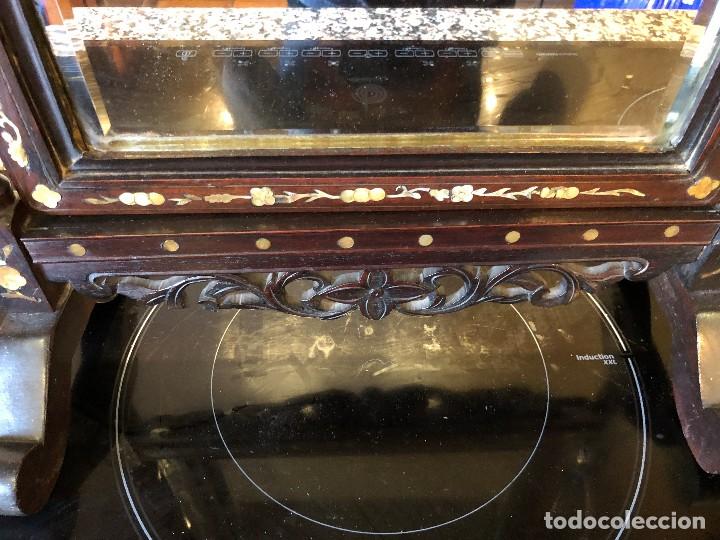 Antig&uuml;edades: Espejo sobremesa madera y n&aacute;car - Foto 3