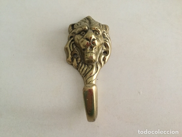 Antig&uuml;edades: Colgadores de bronce antiguos con forma de leon - Foto 1