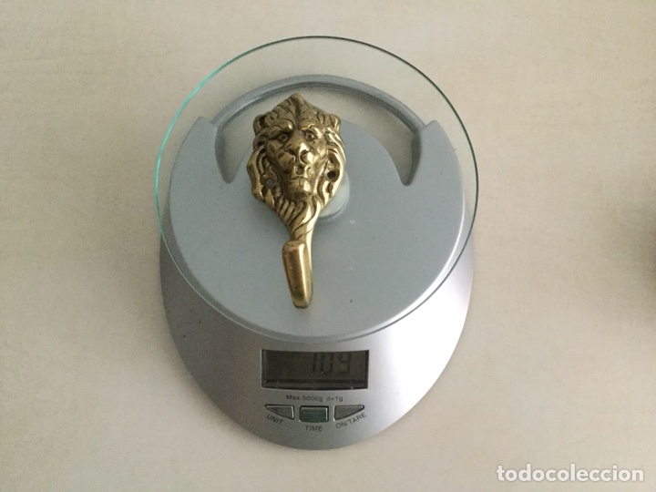 Antig&uuml;edades: Colgadores de bronce antiguos con forma de leon - Foto 2
