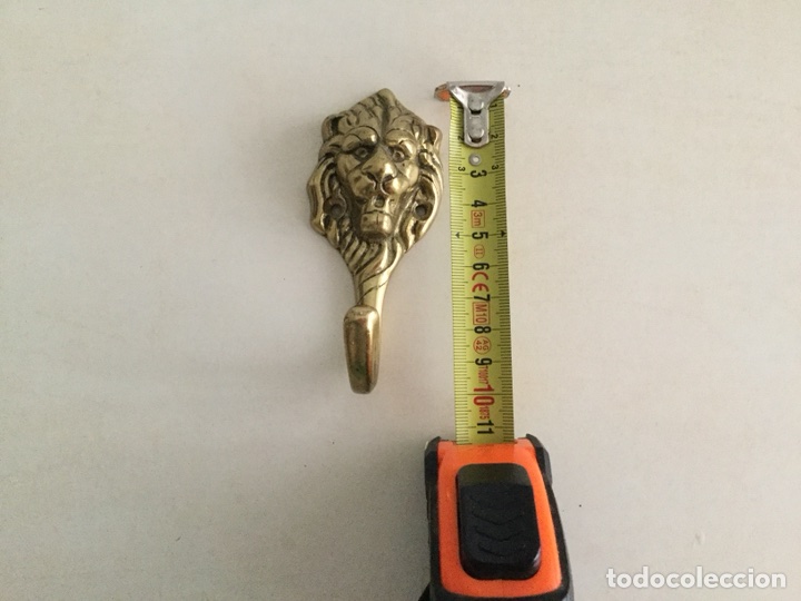 Antig&uuml;edades: Colgadores de bronce antiguos con forma de leon - Foto 3