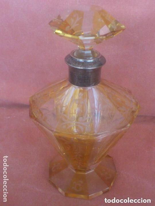 Antig&uuml;edades: BOTELLA DE LICOR, CRISTAL TALLADO, DOS COLORES, CUELLO DE PLATA, TAPON TALLADO, MEDIDAS 21 X 12 CM