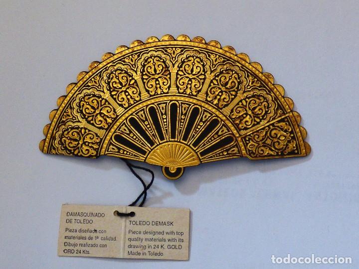 Antig&uuml;edades: ABANICO DAMASQUINADO EN ORO DE 24 KLT. A&Ntilde;OS 90