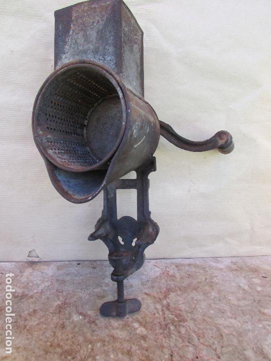 Antig&uuml;edades: MOLINILLO ELMA antiguo. En HIERRO y metal. Grande. Sujecci&oacute;n por tornillo. Para almendras, nueces...