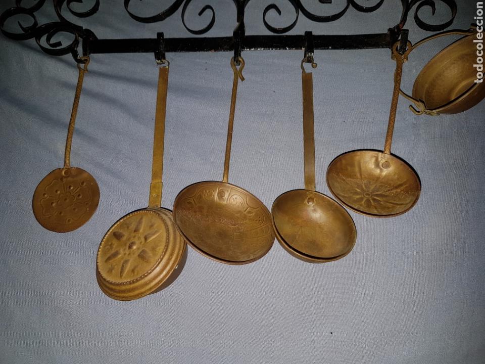 Antig&uuml;edades: Peque&ntilde;a espetera de laton para decoracion - Foto 2