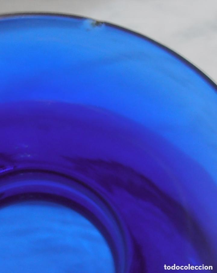Antig&uuml;edades: UNA TULIPA DE CRISTAL AZUL COBALTO - Foto 2