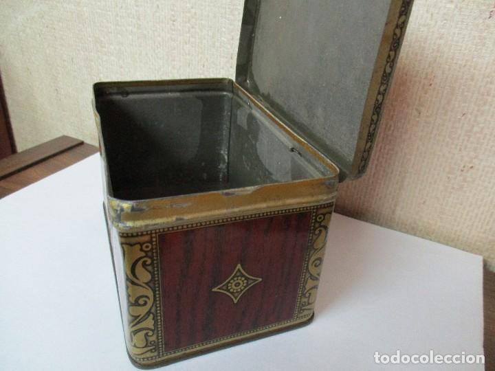 Antig&uuml;edades: caja de metal litografiada - Foto 3
