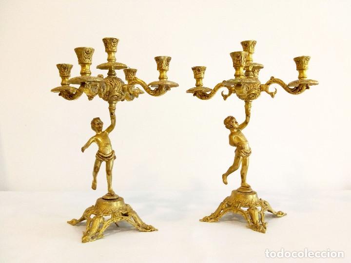 Antig&uuml;edades: Pareja de candelabros de bronce - Foto 1