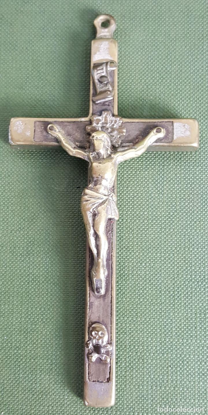 Antig&uuml;edades: CRUCIFIJO DE BRONCE Y MADERA. CIRCA 1950. - Foto 1