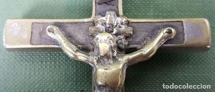 Antig&uuml;edades: CRUCIFIJO DE BRONCE Y MADERA. CIRCA 1950. - Foto 9