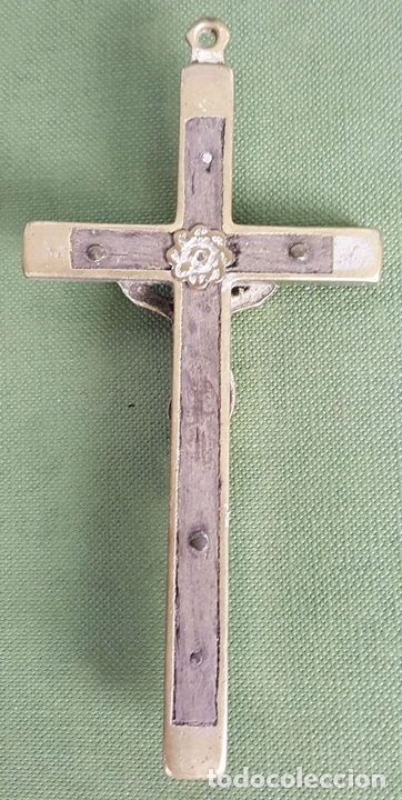 Antig&uuml;edades: CRUCIFIJO DE BRONCE Y MADERA. CIRCA 1950. - Foto 13