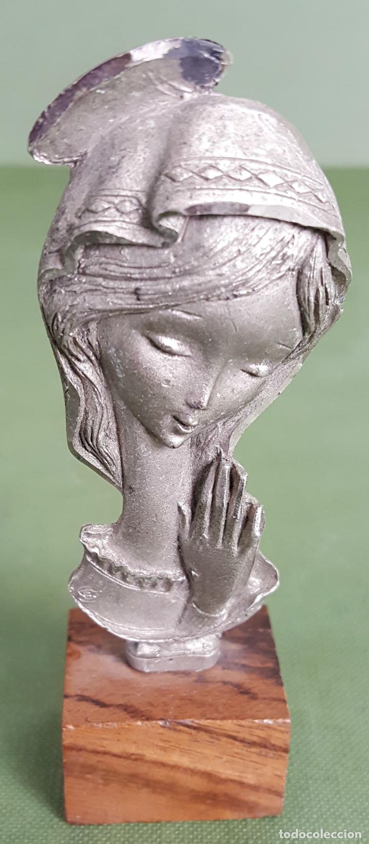 Antig&uuml;edades: ESCULTURA DE PELTRE. CINCELADA A MANO. BASE DE MADERA. ITALIA. CIRCA 1960.