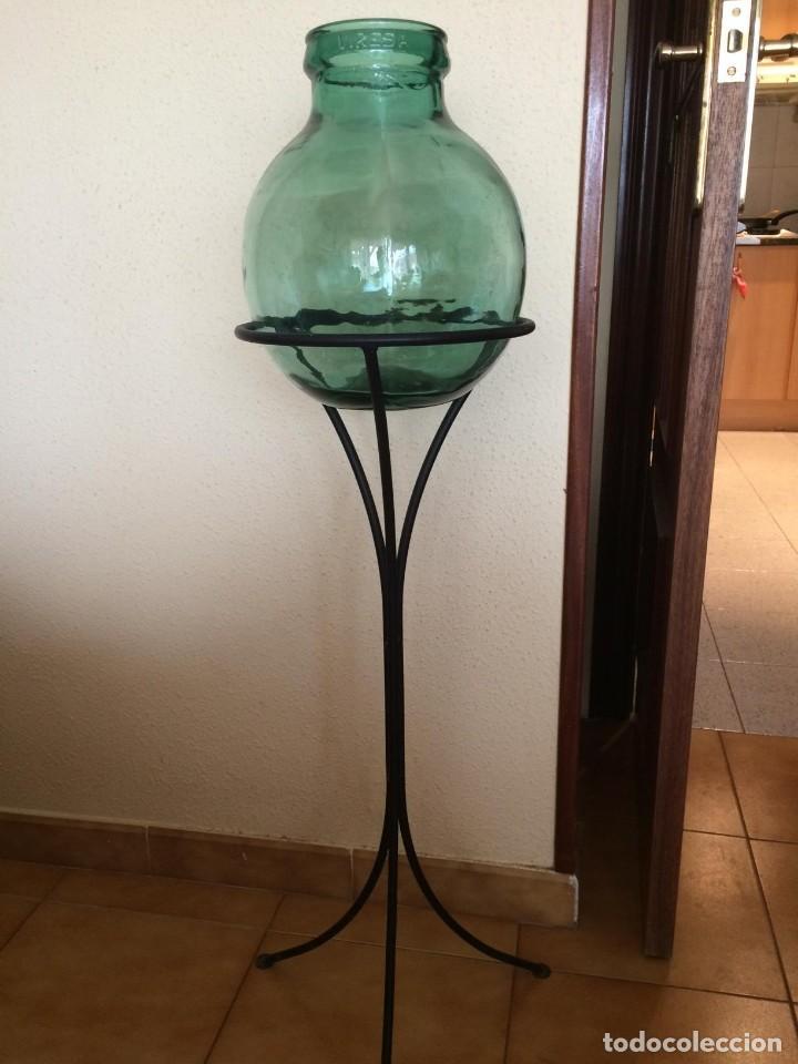 Antig&uuml;edades: BOTELLA ANTIGUA DAMA JUANA CON SOPORTE - Foto 1