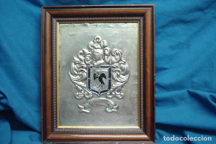 Antig&uuml;edades: ESCUDO ECHO EN ESTA&Ntilde;O REPUJADO ENMARCADO - Foto 1