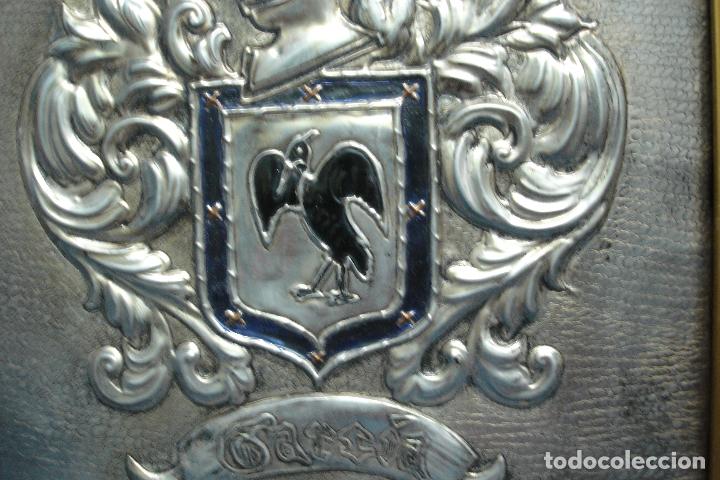 Antig&uuml;edades: ESCUDO ECHO EN ESTA&Ntilde;O REPUJADO ENMARCADO - Foto 3
