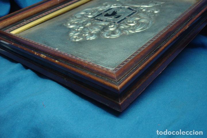 Antig&uuml;edades: ESCUDO ECHO EN ESTA&Ntilde;O REPUJADO ENMARCADO - Foto 5