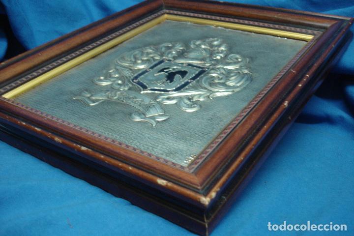 Antig&uuml;edades: ESCUDO ECHO EN ESTA&Ntilde;O REPUJADO ENMARCADO - Foto 6