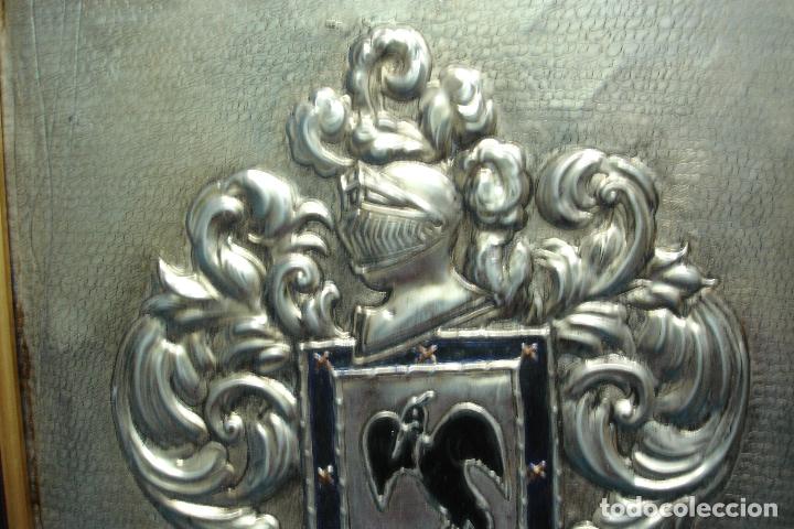 Antig&uuml;edades: ESCUDO ECHO EN ESTA&Ntilde;O REPUJADO ENMARCADO - Foto 7