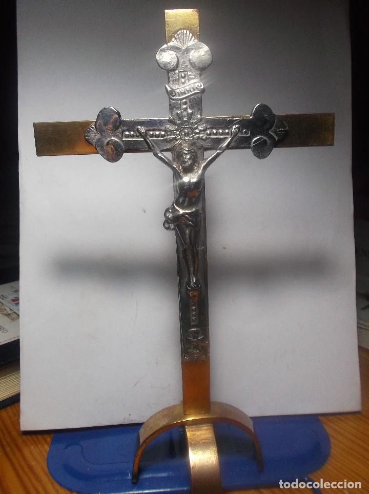 Antig&uuml;edades: CRUZ DORADA CON CRISTO PLATEADO. - Foto 1