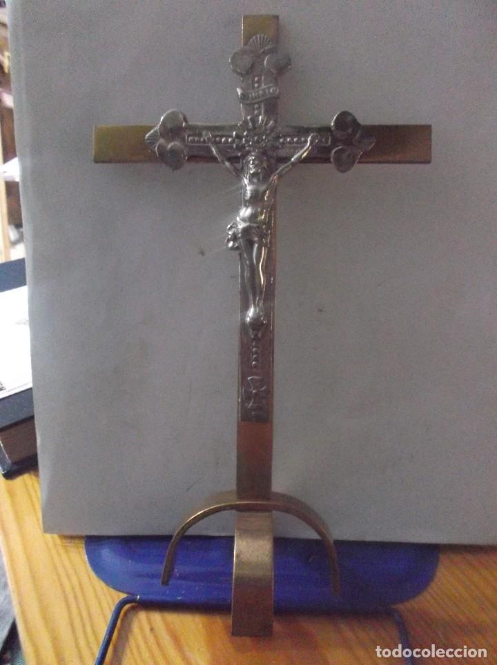 Antig&uuml;edades: CRUZ DORADA CON CRISTO PLATEADO. - Foto 2