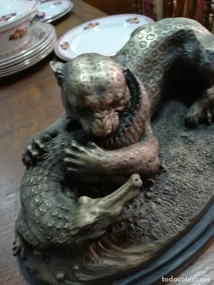 Antig&uuml;edades: PANTERA LUCHANDO CON COCODRILO, BRONCE SOBRE PEANA - Foto 1