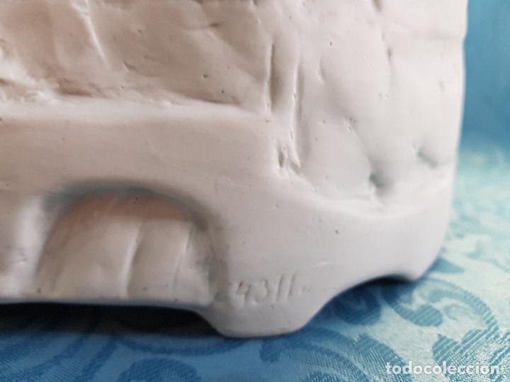 Antig&uuml;edades: BISCUIT  BLANCO  Y  VERDE   ESCENA  CAZA - Foto 6
