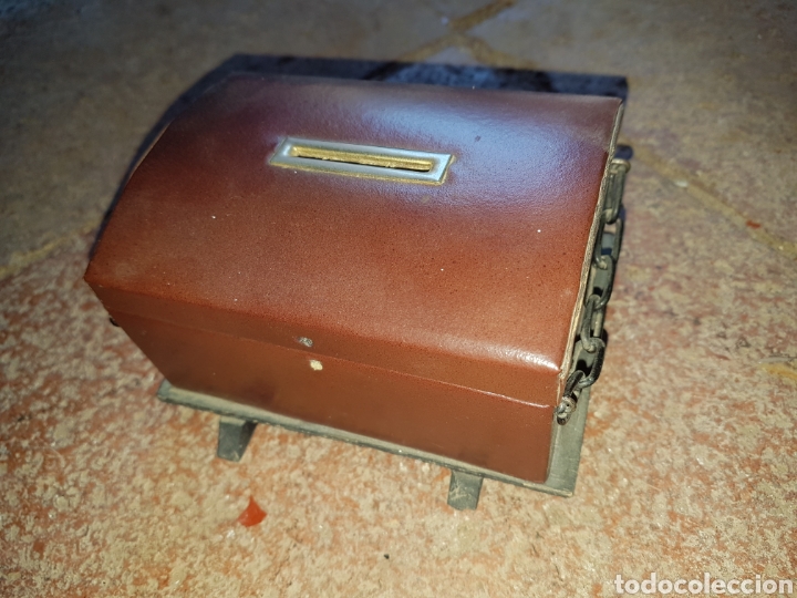 Antig&uuml;edades: Vieja hucha cofre - Foto 1