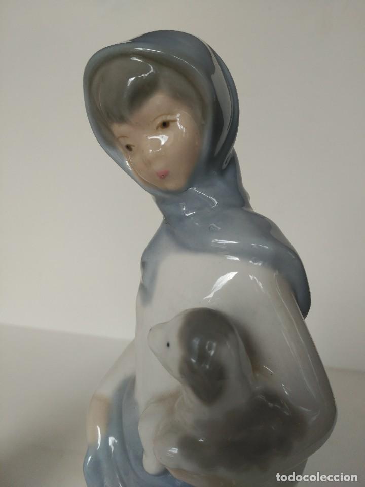 Antig&uuml;edades: Figura de porcelana de mujer con perro