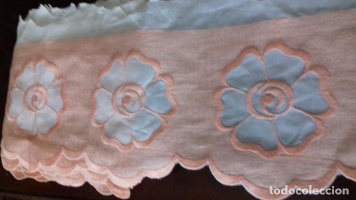 Antiguidades: BONITA TIRA BORDADA COLOR SALMON Y BLANCA. PARA SABANAS. 4 METROS 40 CMS. X 12 DE ANCHA.