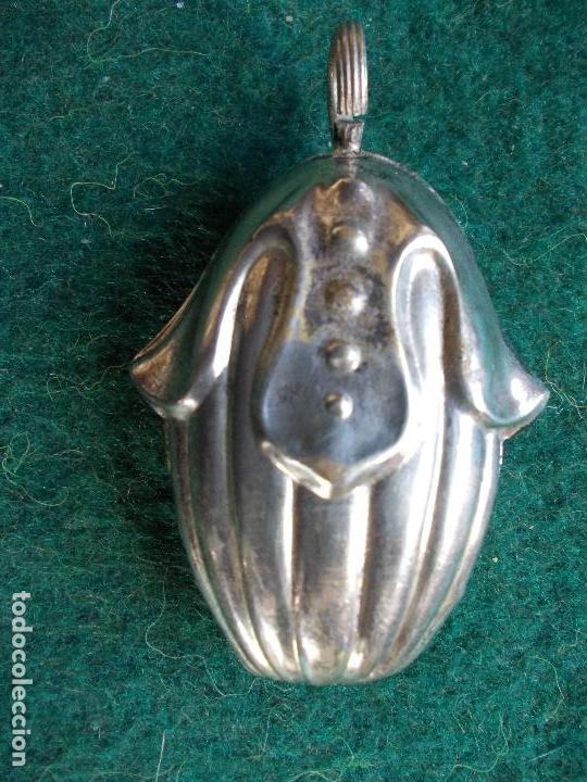 Antig&uuml;edades: Sonajero antiguo con virgen - Foto 1