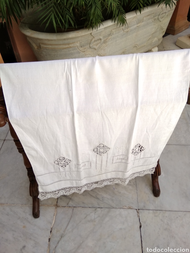 Antiquit&auml;ten: Toalla de piqu&eacute; bordada a mano con encaje de bolillos