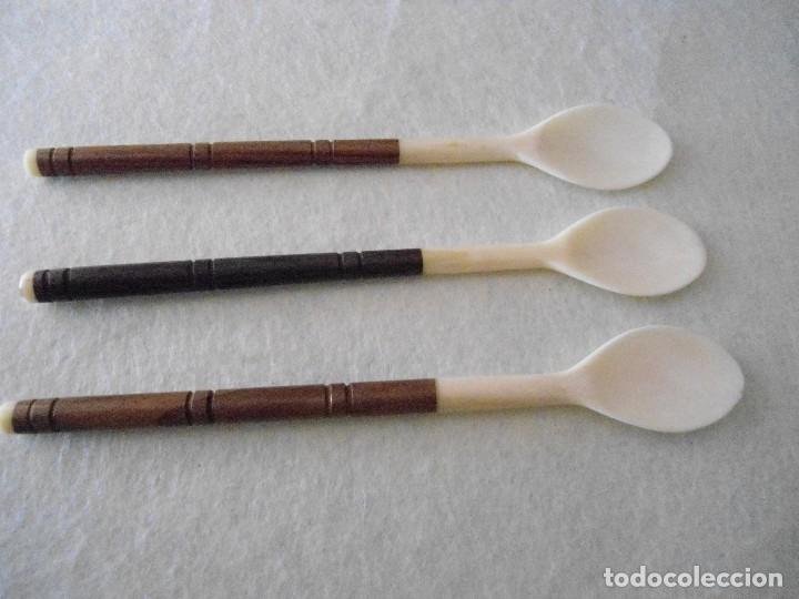Antiquit&eacute;s: LOTE TRES CUCHARILLAS DE MADERA Y HUESO