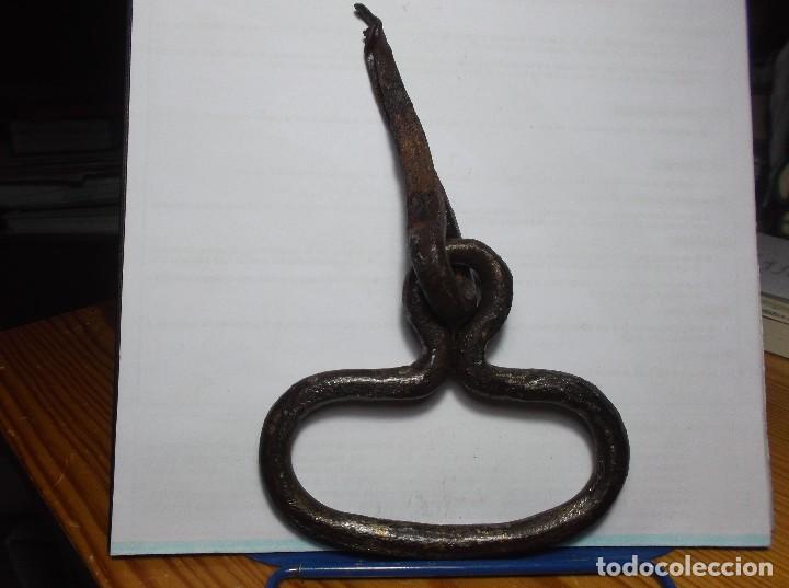 Antig&uuml;edades: TIRADILLO DE HIERRO PARA POTON. - Foto 2