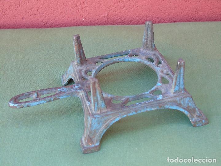 Antig&uuml;edades: ANTIGUA BASE DE INFERNILLO DE HIERRO. MARCA: S. - Foto 1