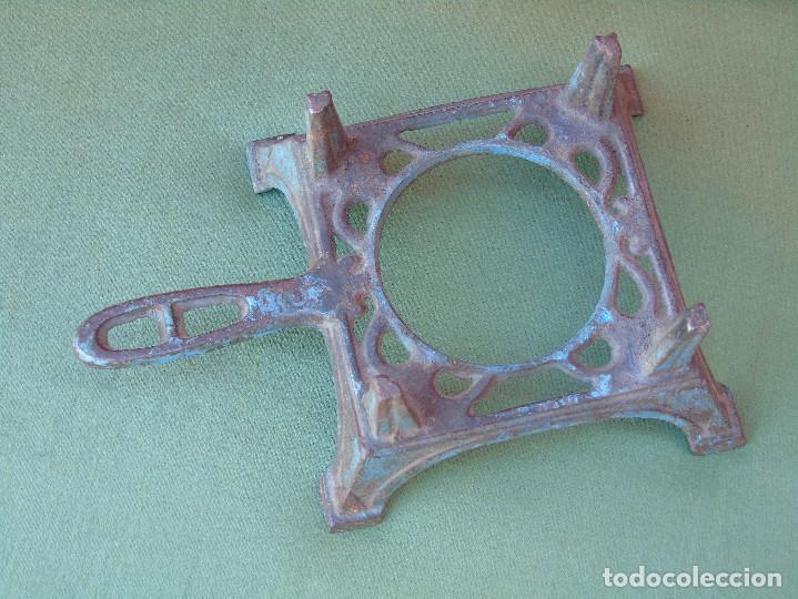 Antig&uuml;edades: ANTIGUA BASE DE INFERNILLO DE HIERRO. MARCA: S. - Foto 2